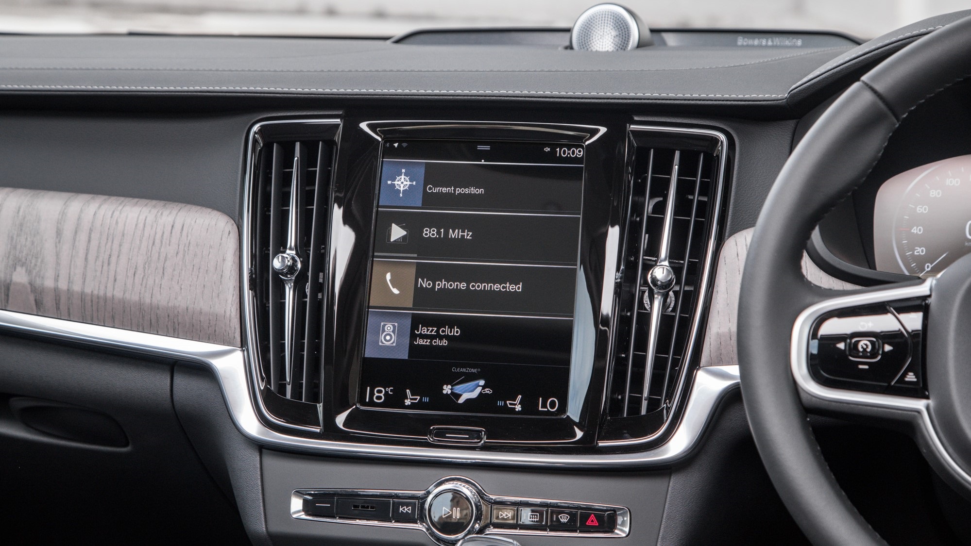 Volvo S90 Sensus infotainment touchscreen